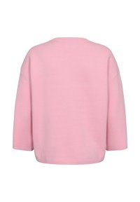 Pull rose ample avec épaules tombantes et manches trois-quarts, montré de dos sur fond blanc.