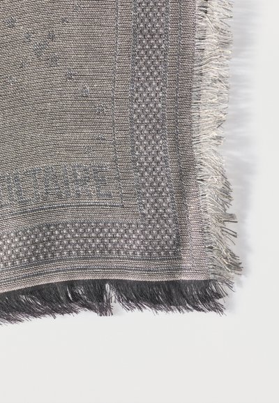 Γκρι υφαντό ύφασμα με γεωμετρικά σχέδια, τη λέξη «CLAIRE» και περιθώρια με φούντες σε λευκό φόντο.