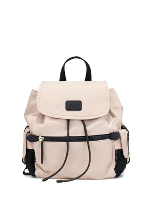 Zaino rosa chiaro con cordini neri, tasca frontale con cerniera, tasche laterali con pattine e una maniglia superiore nera, marchiato con una toppa nera.