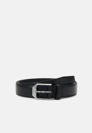 Cinturón de cuero negro con una hebilla rectangular plateada pulida, que presenta una textura suave y costuras reforzadas en los bordes.