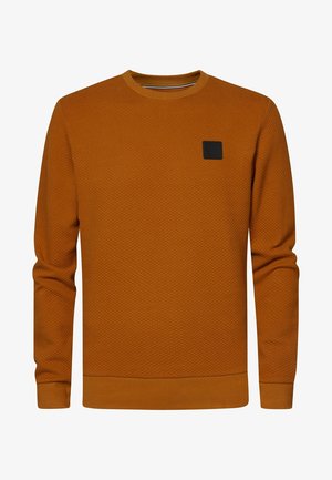 Maglione a maniche lunghe in tessuto texturizzato color senape arancione, con polsini e orlo a coste, caratterizzato da un piccolo patch logo quadrato nero sul petto.