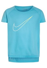 Camiseta deportiva de manga corta Nike en azul claro con textura de malla, cuello redondeado y un gran logotipo de swoosh en blanco y amarillo en la parte delantera.