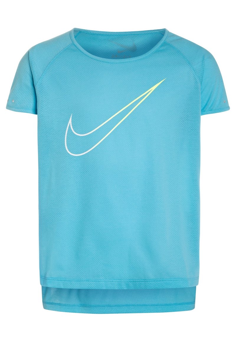 Camiseta deportiva de manga corta Nike en azul claro con textura de malla, cuello redondeado y un gran logotipo de swoosh en blanco y amarillo en la parte delantera.