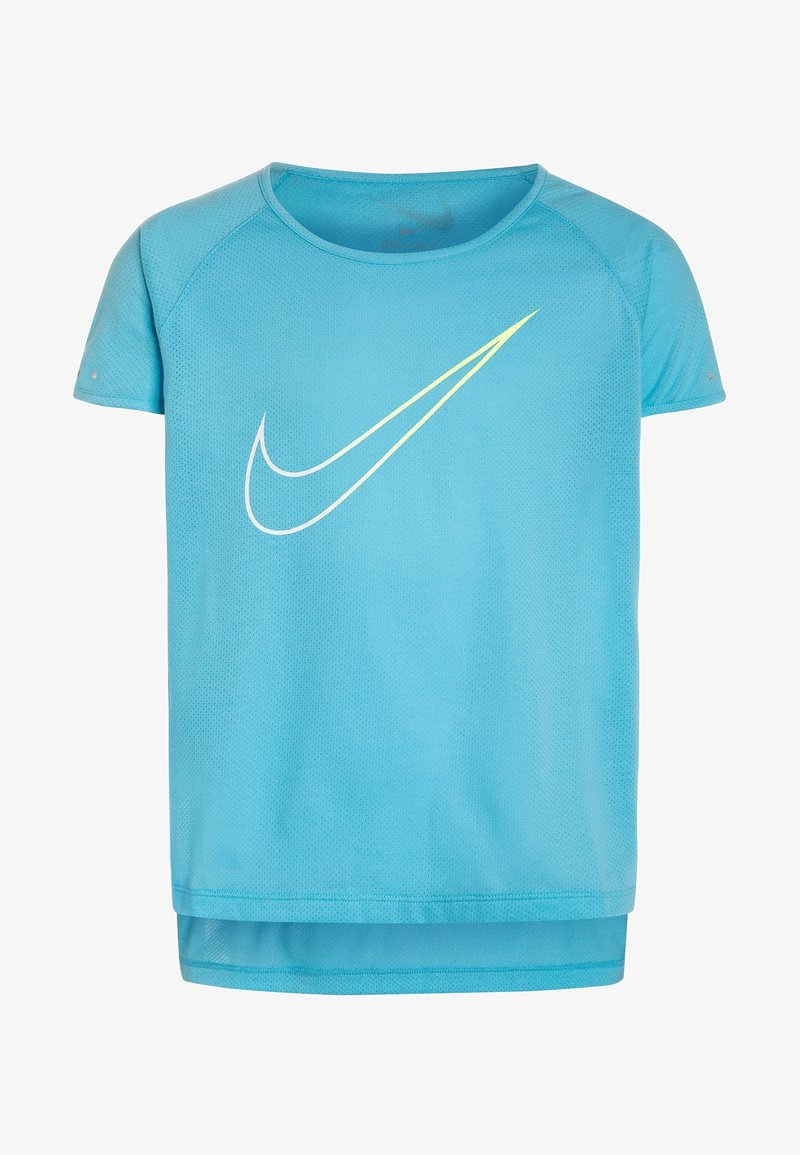 Camiseta deportiva de manga corta Nike en azul claro con textura de malla, cuello redondeado y un gran logotipo de swoosh en blanco y amarillo en la parte delantera.