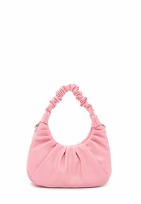 Bolso de hombro rosa hecho de un material suave con textura recogida, forma redondeada y asa arrugada. Presenta herrajes plateados en el lateral.