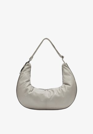 Sac hobo en cuir souple gris clair, présentant une forme courbée, une texture lisse et une fermeture éclair avec une longue sangle unique.