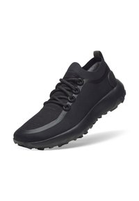 Scarpe da ginnastica nere con tomaia testurizzata, lacci rotondi e suola flessibile con battistrada robusto per la trazione. Design minimalista.