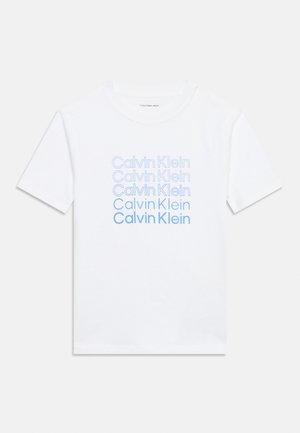 Maglietta bianca a maniche corte con il testo "Calvin Klein" ripetuto cinque volte sul davanti in diverse tonalità di blu e con varia intensità di grassetto.