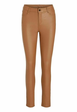 Jean skinny marron en simili cuir avec une taille haute, doté d'une fermeture à bouton et zip, quatre poches, et une texture lisse et brillante.