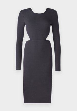 Robe longue à manches longues en tissu côtelé gris foncé, avec une silhouette ajustée, un col rond et un tissu texturé. Longueur mi-mollet avec une découpe sur le côté.