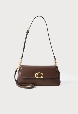 Barna bőr kézitáska aranyszínű záróelemmel, fekete állítható pánttal és kontrasztos varrással. Simább felület és téglalap alak jellemzi.