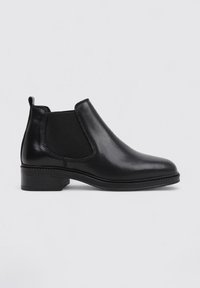 Botas de cuero negras hasta el tobillo con paneles laterales elásticos, punta redonda y un tacón bajo apilado. Textura suave con detalles de costura mínimos.