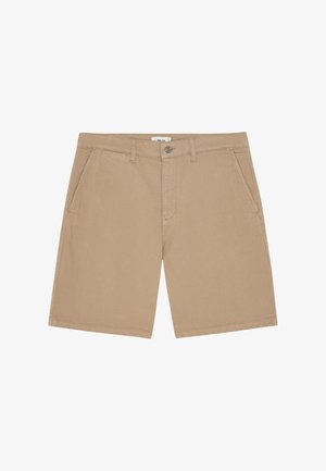 Shorts beige mi-longueur avec poches avant, passants pour ceinture, fermeture par bouton et coutures visibles sur fond blanc.