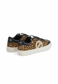 Luipaardprint sneakers met een zwart leren neuskap, witte rubberen zool en contrasterende logo-detail aan de zijkant. Vetersluiting.