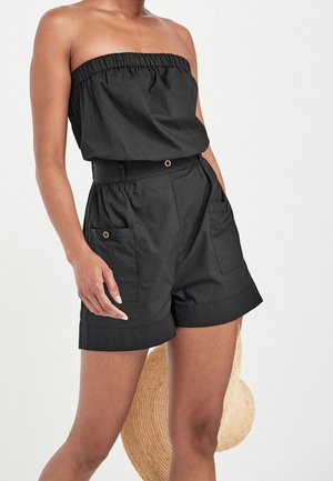 Haut bustier en mélange de coton noir avec un col froncé, assorti à un short taille haute assorti avec deux poches avant et un détail bouton.