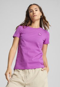 T-shirt di cotone viola con maniche corte e scollatura rotonda. Presenta un piccolo logo bianco Puma nell'area sinistra del petto.