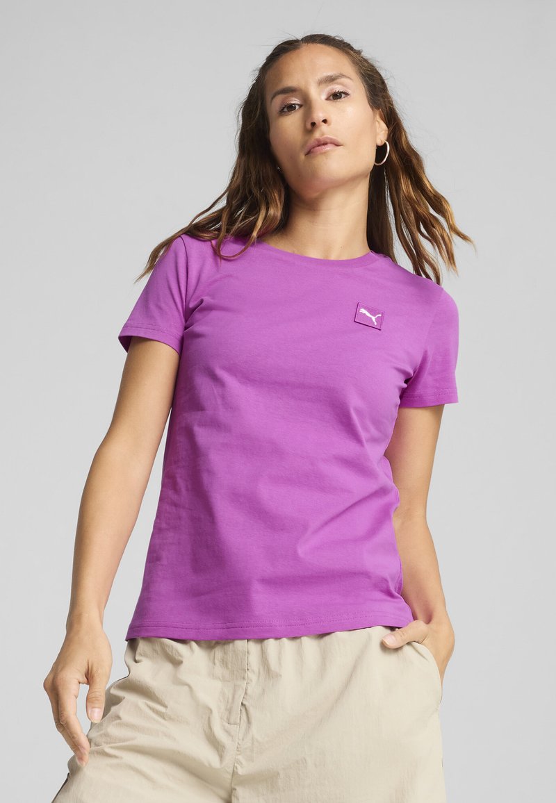 T-shirt di cotone viola con maniche corte e scollatura rotonda. Presenta un piccolo logo bianco Puma nell'area sinistra del petto.