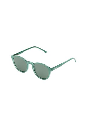 Lunettes de soleil à monture ronde en plastique vert, avec des verres teintés foncés, un design légèrement translucide et des branches fines inclinées vers l'extérieur.