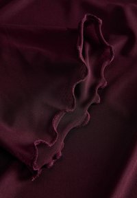 Burgundijska tekstura s mekim, naboranim rubom i prozračnim mrežastim dizajnom, koja prikazuje glatku draperiju i suptilni sjaj.