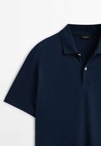 Polo bleu marine à manches courtes avec un col et deux boutons blancs sur fond blanc uni.