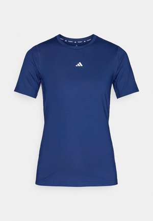 Maglietta sportiva a maniche corte in blu navy, realizzata in materiale leggero, con collo rotondo e piccolo logo bianco sul petto.