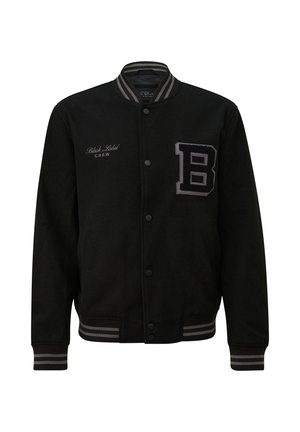 Schwarze Collegejacke mit Druckknöpfen, gestreiftem Kragen und Bündchen, besticktem Schriftzug "Black Label C.R.E.W" und großem Buchstaben "B" als Aufnäher auf der Brust.