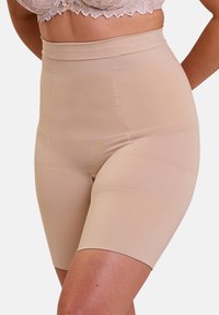 Beige shapewear shorts gemaakt van rekbare stof. Heeft een hoge taille, een gladde textuur en een ruitpatroon op het oppervlak.