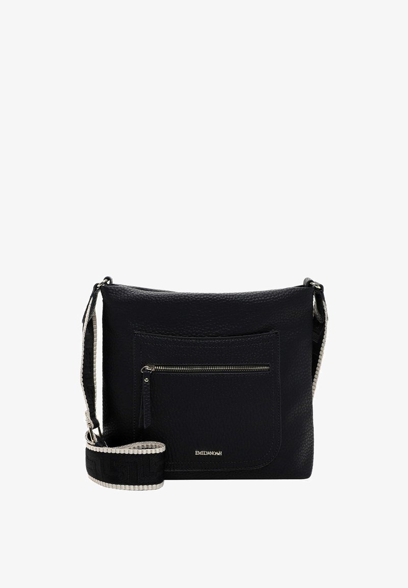 Juodas odinis per petį nešiojamas krepšys su tekstūruota paviršiumi, priekinis užtrauktukas, ir reguliuojama juosta su juostelėmis. Matoma prekės ženklo logo.