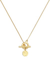 Guldkæde med en cirkulær medaljon, toggle-lukning og tekstureret møntcharms, med et delikat kæde-design.