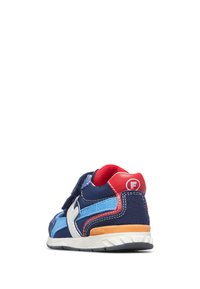 Blaue und marineblaue Sneaker mit roten Akzenten, Velcro-Riemen, weißer Sohle und strukturiertem Obermaterial. Verfügt über ein Logo an der Ferse und kontrastierende Nähte.