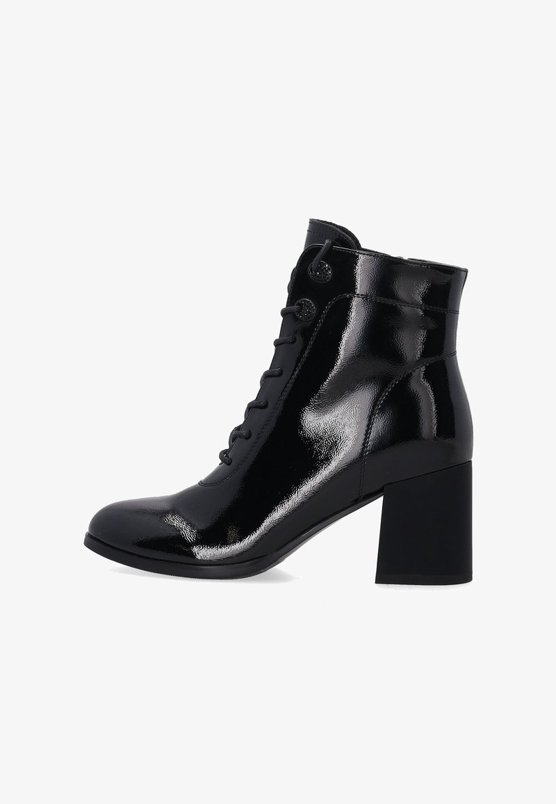 Czarne lakierowane botki za kostkę z okrągłym noskiem, sznurowanym przodem i masywnym wysokim obcasem. Gładka faktura i błyszczące wykończenie.