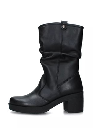 Stivale alla caviglia in pelle nera con un design morbido, punta rotonda, tacco a blocco e un bottone decorativo sul lato. Texture liscia in tutto il suo corpo.