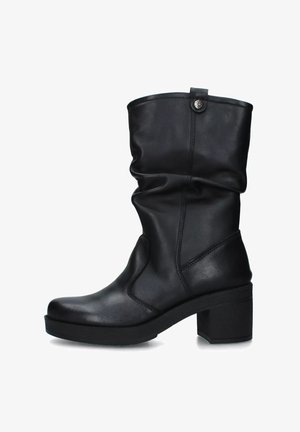 Stivale alla caviglia in pelle nera con un design morbido, punta rotonda, tacco a blocco e un bottone decorativo sul lato. Texture liscia in tutto il suo corpo.