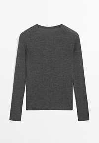Grau gestrickter Pullover mit langen Ärmeln, der eine gerippte Textur und ein Rundhalsdesign aufweist. Die Rückansicht zeigt eine taillierte Form.