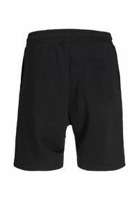 Svart bomullsshorts med elastiskt midjeband, sidofickor och en bakficka. Mjuk textur och avslappnad design.