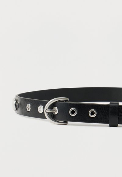 Μαύρη δερμάτινη ζώνη με ασημένια μεταλλική αγκράφα και πολλαπλές τρύπες ρύθμισης σε λευκό φόντο.