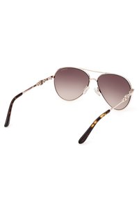 Gafas de sol aviador metálicas con lentes marrones degradados, que cuentan con montura de carey y almohadillas nasales ajustables para mayor comodidad.