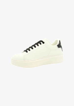 Sneaker bianco in pelle con lacci neri, punta arrotondata e suola spessa. Presenta un accento nero vicino al tallone e dettagli di cucitura sottili.