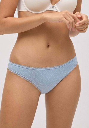 Bragas de algodón de color azul claro con pequeños lunares blancos, con encaje en la cintura y las piernas, y una textura suave.