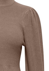 Pull en maille côtelée marron avec épaules bouffantes et manches longues, doté d'une silhouette ajustée et d'un col montant.