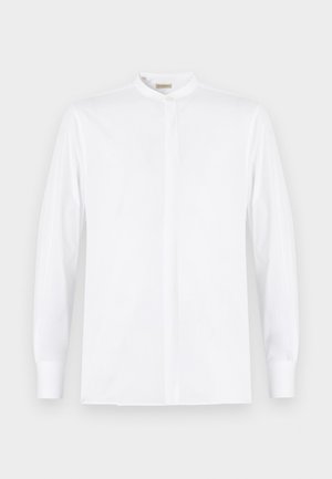 Biela košeľa s dlhým rukávom, mandarínskym golierom, skrytým zapínaním na gombíky a gombíkovými manžetami, zobrazená na jednoduchom pozadí.