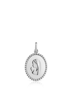 Pendente in argento a forma ovale con bordo a perline, raffigurante una figura in preghiera. Superficie liscia con finitura lucida.