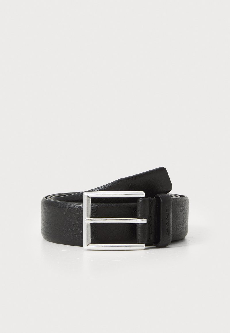 Cinturón de cuero negro con una hebilla rectangular de doble lengüeta en plata. Presenta una textura suave y un logotipo grabado en la correa de la hebilla.