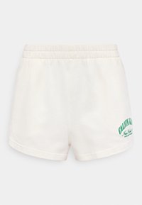 Άσπρο σορτς με ελαστική μέση και διπλωμένα τελειώματα, με πράσινο λογότυπο κειμένου "Calvin Klein New York" στο κάτω αριστερό πόδι.