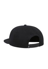 Schwarze Kappe mit flachem Schirm, strukturiertem Stoff, Snapback-Verschluss und kleinem Logo-Tag an der Seite. Die Rückansicht zeigt eine verstellbare Größe.