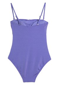 Violetti yksiosainen uimapuku, jossa säädettävät ohuet olkaimet ja suora pääntie, asetettuna tasaisesti valkoiselle taustalle.