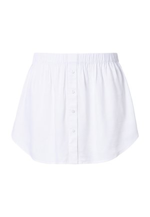 Blouse blanche à boutons, avec un ourlet arrondi, une taille élastique, un tissu lisse et six boutons sur le devant. Design simple, manches courtes.