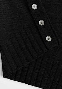 Zwarte gebreide trui, met ribbelstructuur, een V-vormige onderkant en vijf zilveren knopen aan de voorkant. Zacht materiaal met een gladde afwerking.