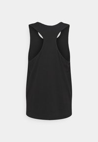 Schwarzes ärmelloses Sporttanktop mit Racerback-Design, glattem Stoff und einfarbiger Textur, von hinten auf einem weißen Hintergrund gezeigt.