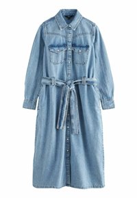 Robe en jean bleu clair avec des manches longues, fermeture à boutons sur le devant, poches poitrine et une ceinture à nouer à la taille. Elle présente un col et un ourlet droit.